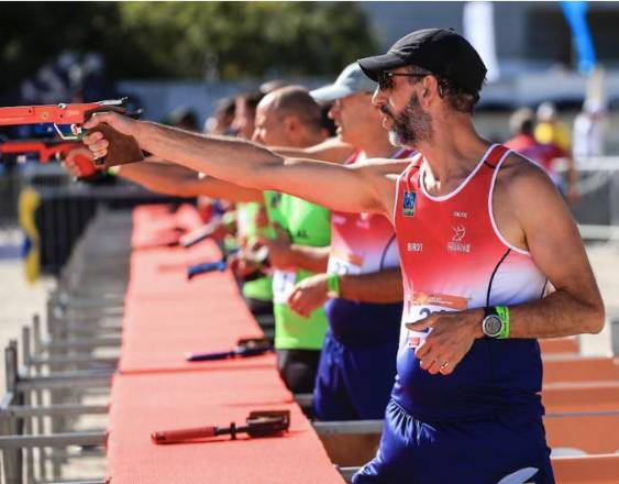 Cortesía | Hombres en un torneo deportivo de Tiro láser apuntando a sus respectivos blancos.