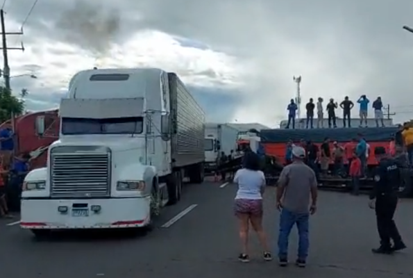 Protesta de transportistas de carga agrícola acaba en enfrentamientos