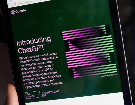 La página web de ChatGPt en una tablet.