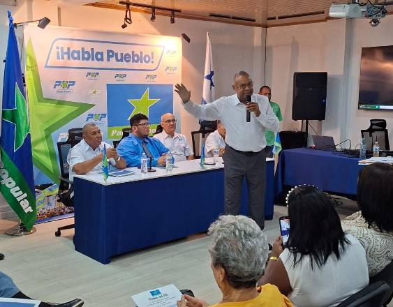 Cortesía | Cirilo Salas en una reunión con integrantes del Partido Popular.