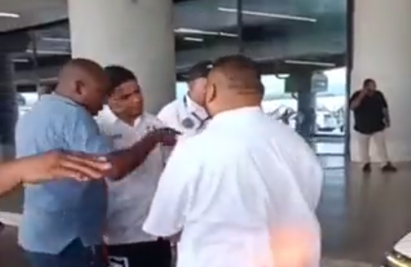 Conductores de taxis de turismo y de Uber se enfrentan en el aeropuerto por pasajeros