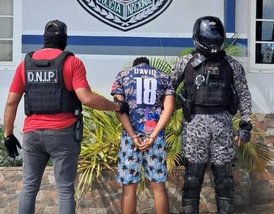 ML | Una persona detenida por la policía.