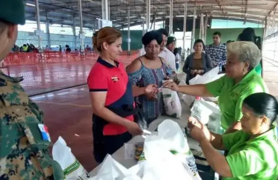 Cortesía | Personas comprando productos del IMA.
