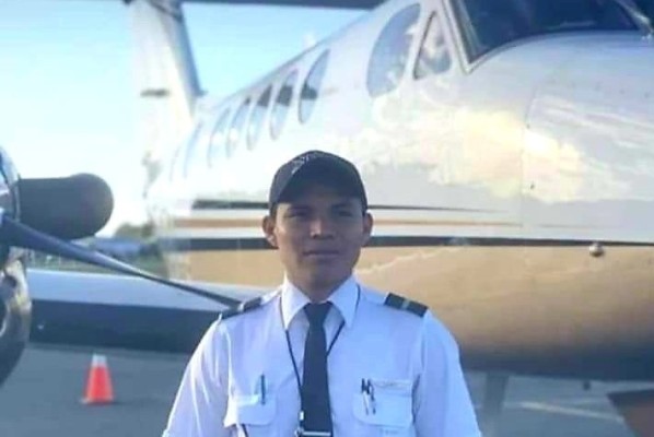 Joven de la comarca Ngäbe Buglé regresa a Panamá graduado como piloto de aviación