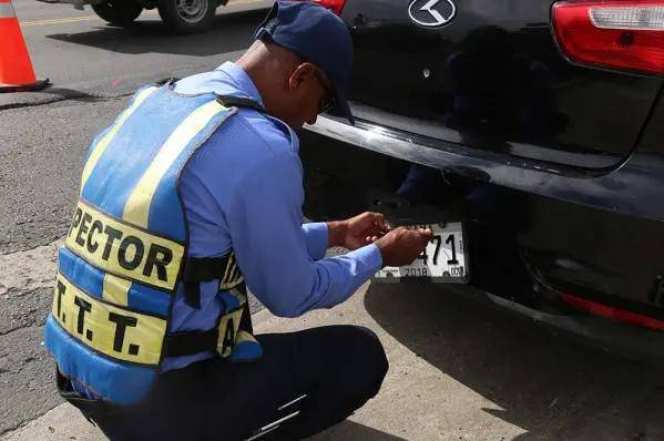 ATTT advierte multas por falta de placas y exige permisos temporales ante demora