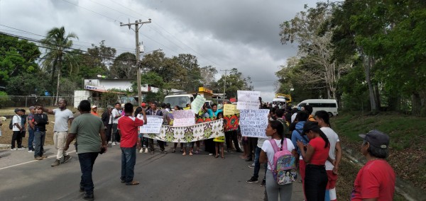 Mujeres de Emberá-Wounaan cierran vía de Metetí en protesta por tala indiscriminada