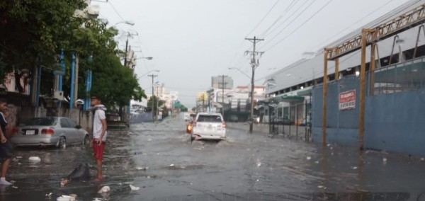 Lluvia causa inundaciones en diversos puntos de la ciudad capital