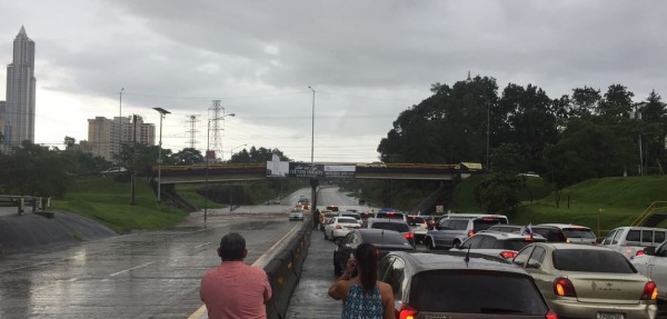 Reportan numerosas calles inundadas en Panamá tras aguacero
