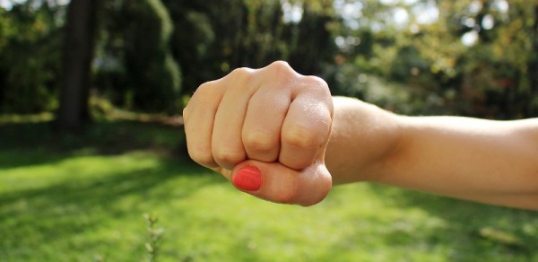 Condenan a mujer de 33 años a 60 meses de cárcel por golpear a su pareja