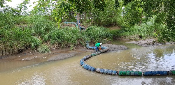 Reparan biobarrera vandalizada en el río Abajo