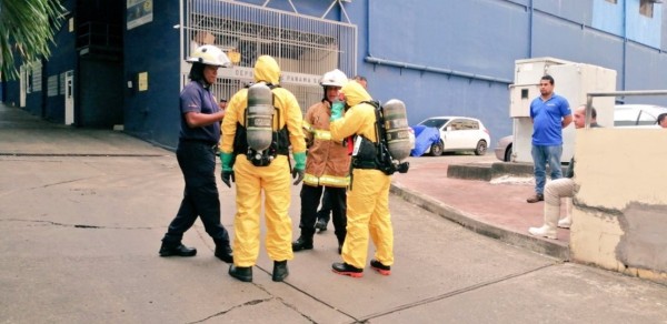 Bomberos atienden derrame de químico en depósito ubicado en Vía España