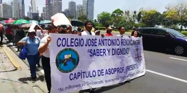 Comunidad educativa del Colegio Remón Cantera protesta en Contraloría