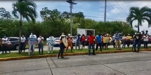 Familiares del primer sospechoso de masacre en Colón protestan frente al Ministerio Público