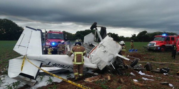 Avioneta se precipita en una finca en Guararé, tres ocupantes heridos