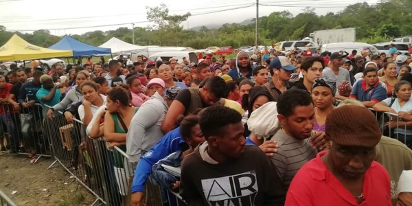 Cientos de ciudadanos acuden a las Naviferias para comprar un jamón
