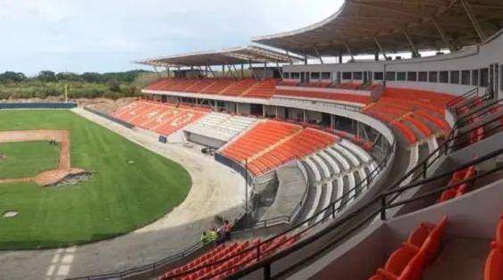 Policía arresta a persona que agredió con un bate a otra en juego de béisbol