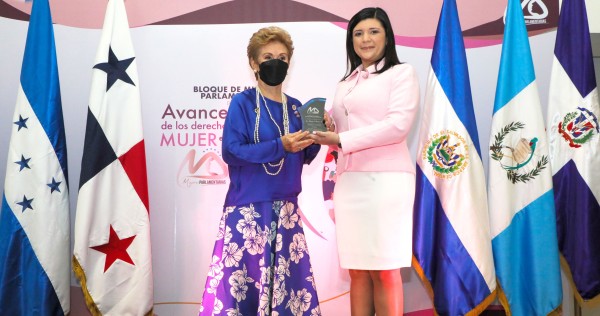 Expresidenta Mireya Moscoso recibe reconocimiento