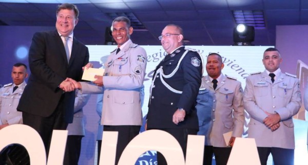 Entregan premio del Policía Ejemplar al teniente Aurelio Grenald