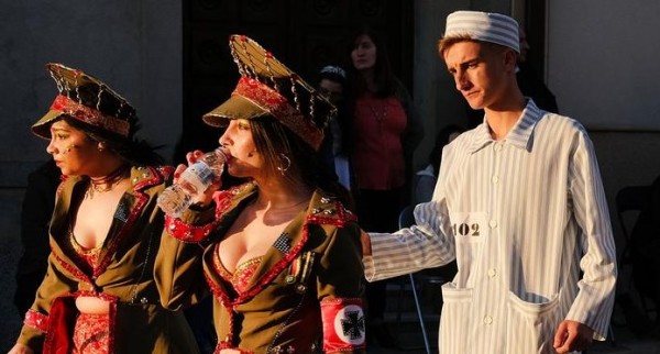 Indignación por un desfile de Carnaval con nazis y víctimas del Holocausto en España