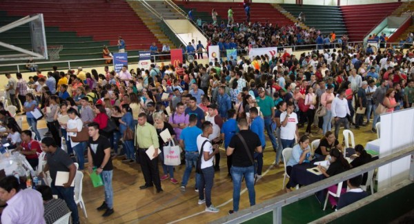 Cientos de personas acuden a la Feria de Empleos en el Gimnasio de Chilibre