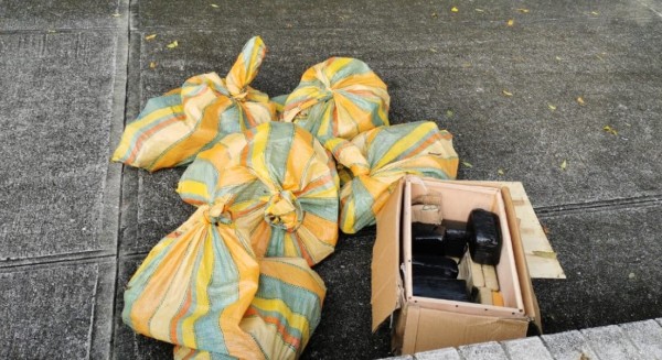 Policía incauta siete sacos con droga en Amador
