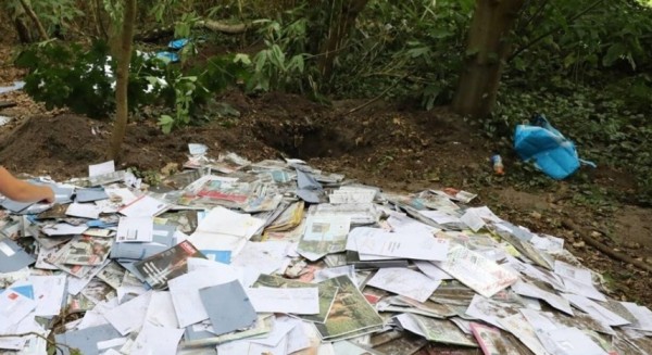 Un cartero enterró miles de cartas en un bosque en Holanda