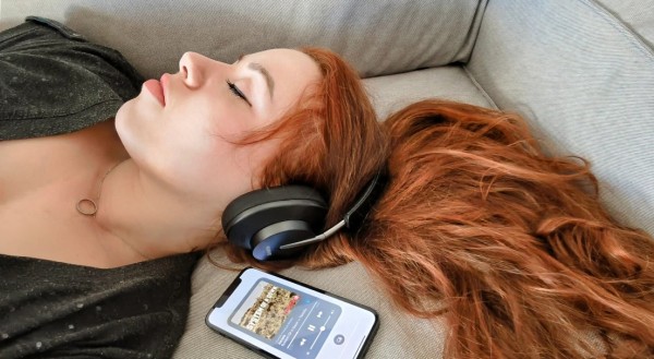Los audífonos: accesorio minimalista que presume estilo
