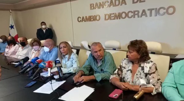 Cambio Democrático oficializa expulsión y revocatoria de mandato de 15 diputados