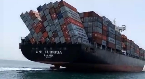 Buque con bandera panameña llega a puerto de Dubái con contenedores volcados