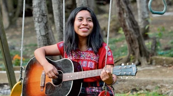 Sara Curruchich, la cantautora maya presenta su primer álbum en Guatemala