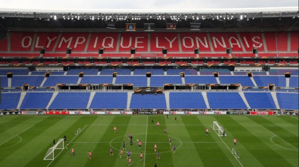 La UEFA condena al Lyon a un partido a puerta cerrada y 100.000 euros
