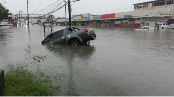 Lluvias dejan varias calles inundadas y comunidades sin energía eléctrica