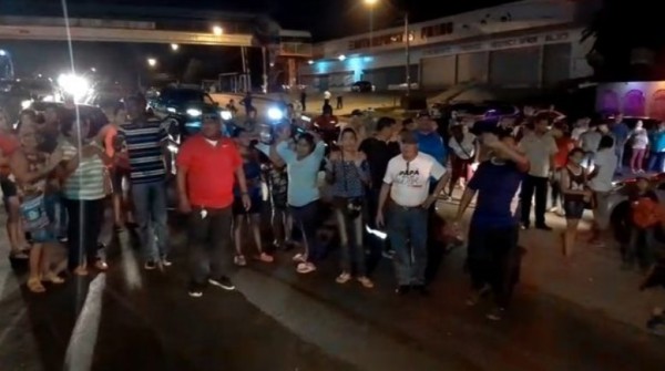 Moradores cierran la Vía Interamericana en protesta por falta de agua