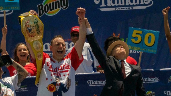 Joey Chestnut marca nuevo récord en concurso de comer hot dogs