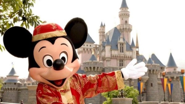 Disney World acuerda subir el salario mínimo a 15 dólares a miles empleados