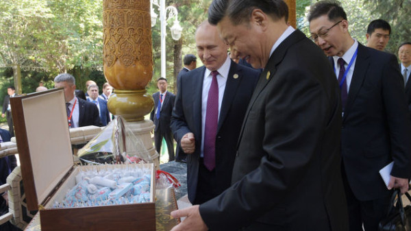 Putin le regala a Xi una gran caja de helados rusos