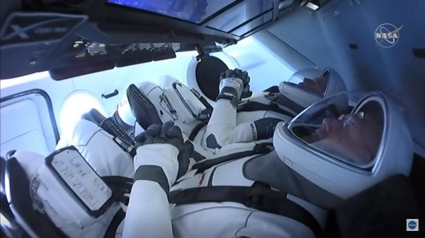 Histórico despegue de cohete de SpaceX pone a dos astronautas rumbo al espacio