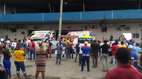 Diputado “Bolota” realiza marcha en Colón para exigir la terminación del nuevo hospital Amador Guerrero