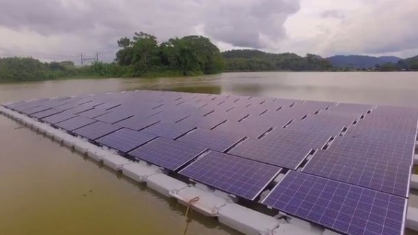 Paneles solares flotantes, una apuesta del Canal de Panamá para ser más verde