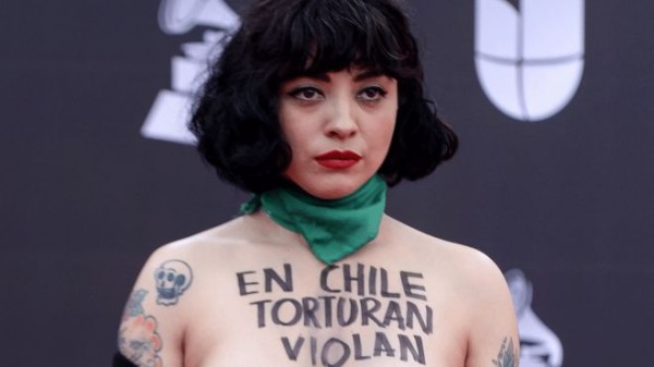 Cantante Mon Laferte defiende libre expresión ante denuncia de policía chilena