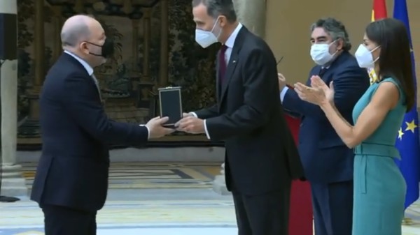 Rey de España entrega a Rubén Blades medalla de oro al mérito