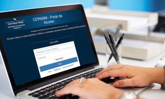 MEF | Una persona entrando a la página web para resgistrarse.