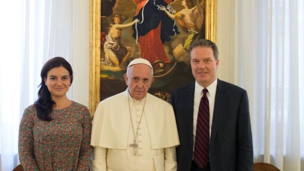 Dimiten los portavoces del papa, Greg Burke y la española García Ovejero
