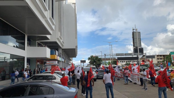 Trabajadores protestan en contra del proyecto de ley que protege el empleo