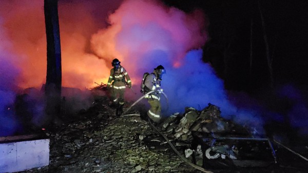 Bomberos ejecutan labores de extinción por basura incendiada en Cerro Patacón