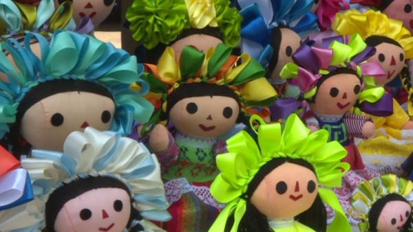 Dulce muñeca ayuda a subsistir a comunidad indígena mexicana durante la pandemia
