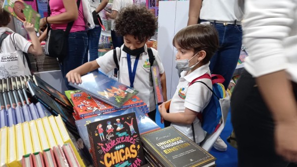Niños y Jóvenes abarrotan la feria del libro de Panamá