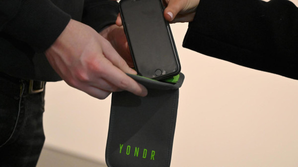 Teléfonos prohibidos: cuando debes guardar bajo llave el móvil en el teatro o el museo