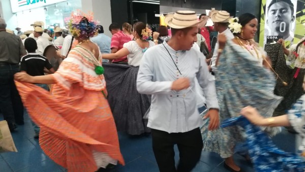 Albrook Mall conmemora los 500 años de Panamá con Desfile de Polleras