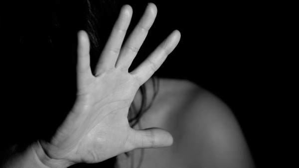 Tribunal emite sentencia de culpabilidad por violencia doméstica en contra de un italiano